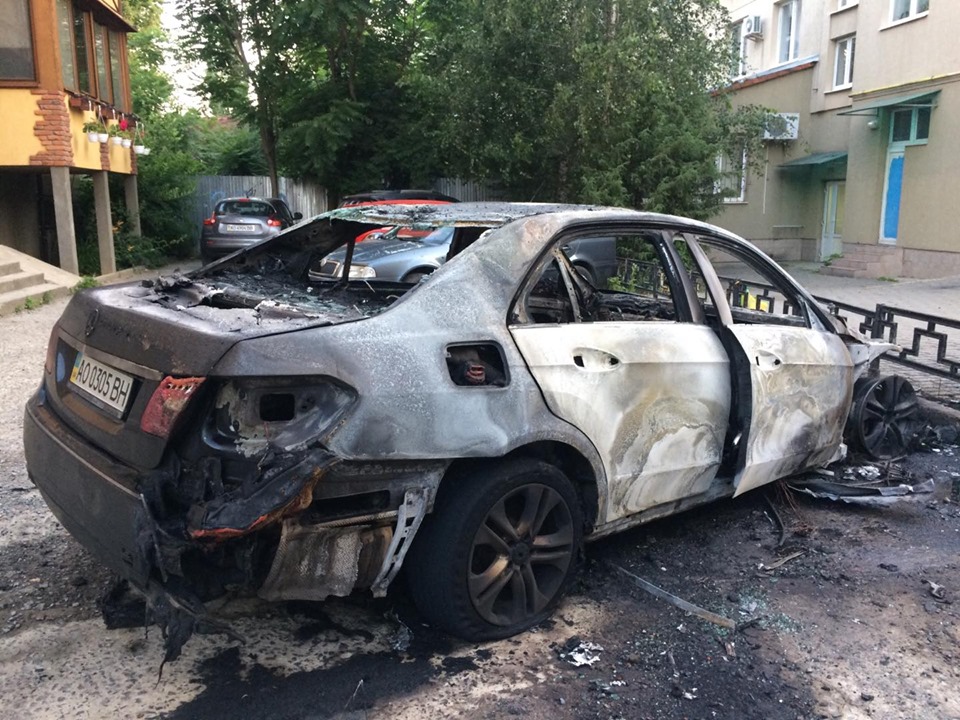 Належало колишньому заступнику мера: під ранок в Ужгороді горіло авто (ФОТО, ВІДЕО) - ОНОВЛЕНО