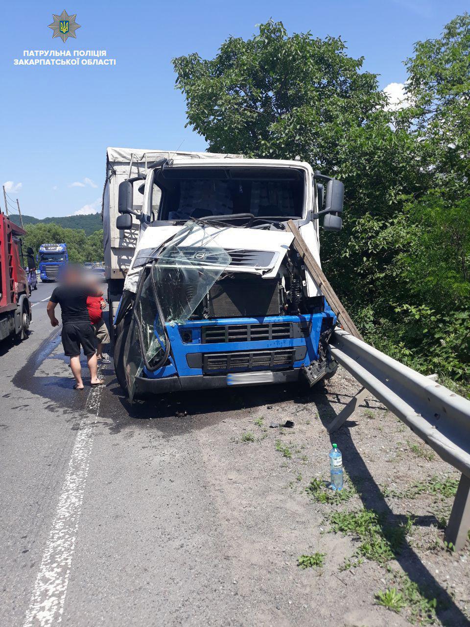 Автопригода поблизу Мукачева: на місці працюють медики та правоохоронці (ФОТО)