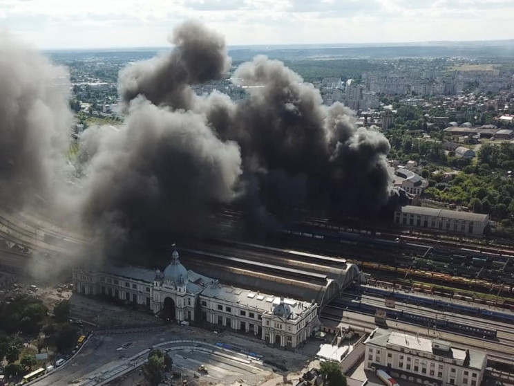 Потужну пожежу на львівському вокзалі нарешті загасили (ФОТО, ВІДЕО)