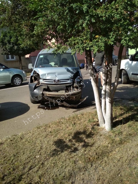 ДТП у Мукачеві: рух однією з центральних вулиць міста ускладнено (ФОТО)