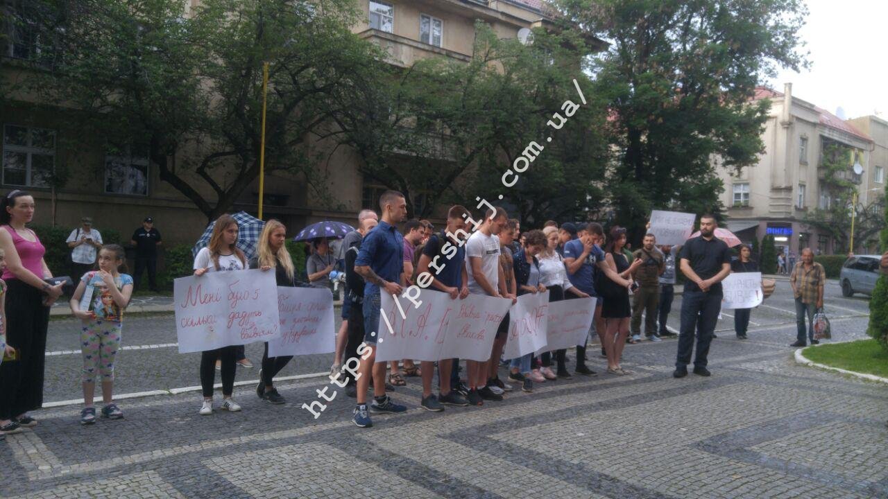 Вбивство дитини поліцейськими: в Ужгороді відбулась акція протесту (ВІДЕО)