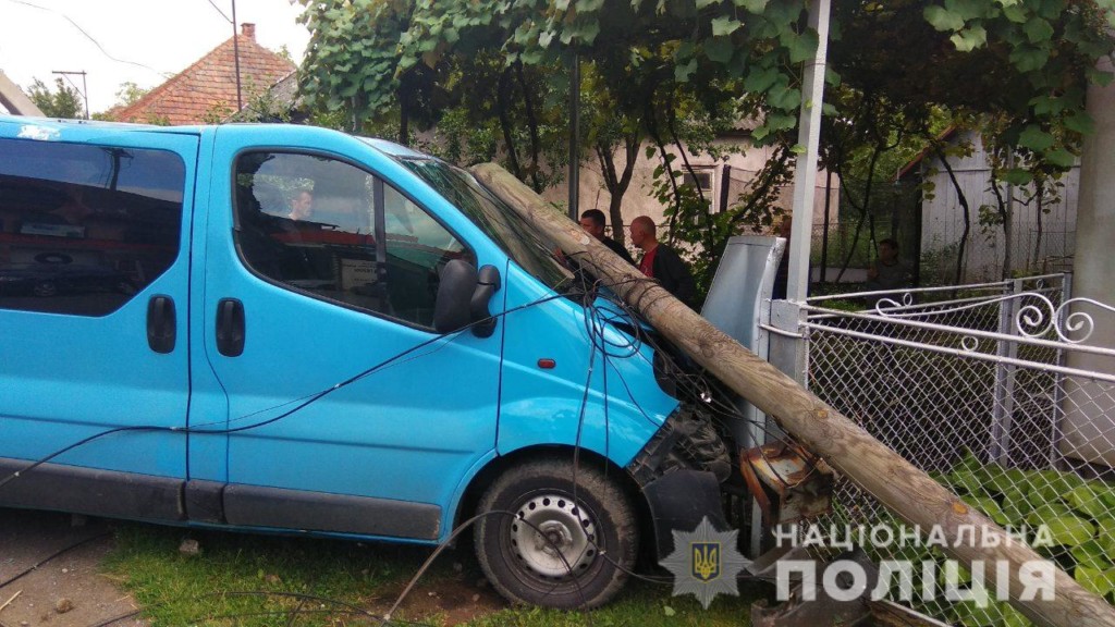 Ледь не вбився: у Сваляві водій на підпитку скоїв ДТП (ФОТО)