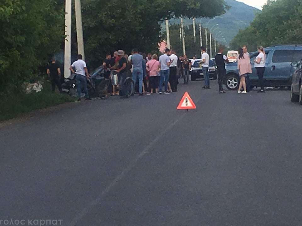 Медики доставили постраждалих до лікарні: у Виноградові трапилась ДТП (ФОТО)