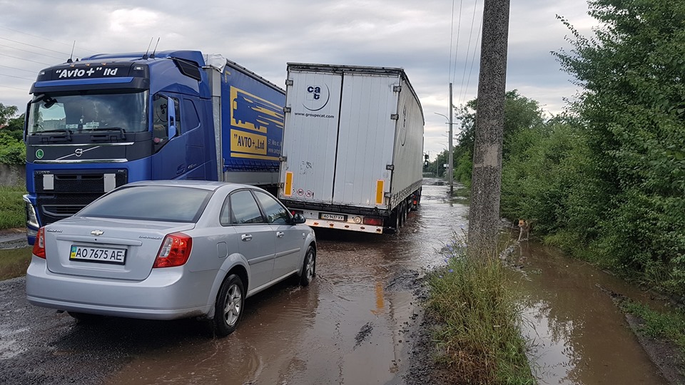 Вулиця Берегівська в Мукачеві перетворилась на смугу перешкод (ФОТО)