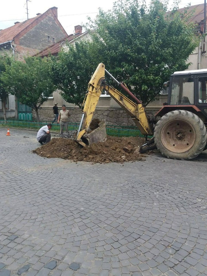 У Мукачеві ускладнено рух однією з центральних вулиць міста (ФОТО)