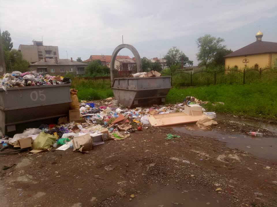 У Берегові позаду церкви влаштували сміттєзвалище (ФОТО)