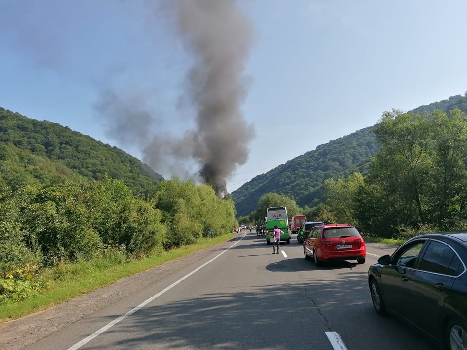 На трасі за Свалявою трапилось ДТП: горить фура, є постраждалі - ОНОВЛЕНО (ФОТО)