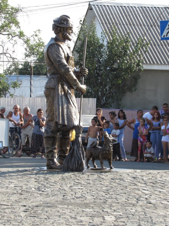 На дільницю поруч ромського табору в Мукачеві звозять людей?