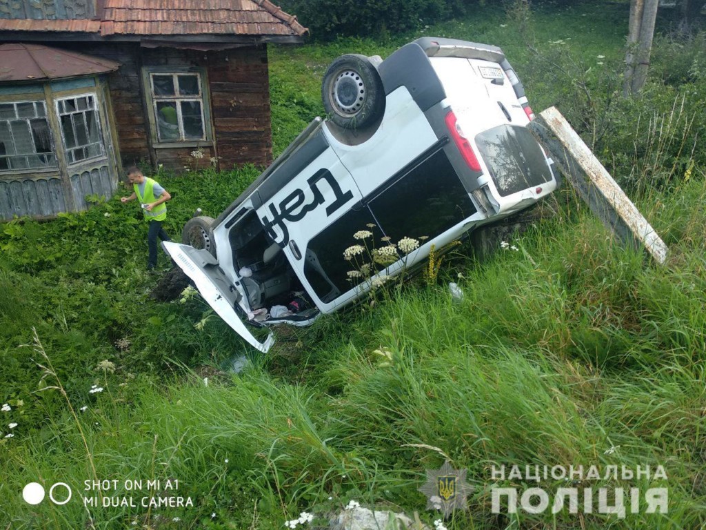 Аварія на трасі "Київ-Чоп": водій влетів у зупинку, загинула мати двох дітей (ФОТО)