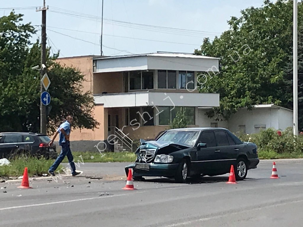 На виїзді з Мукачева ДТП: трасою Київ-Чоп ускладнено рух (ФОТО)