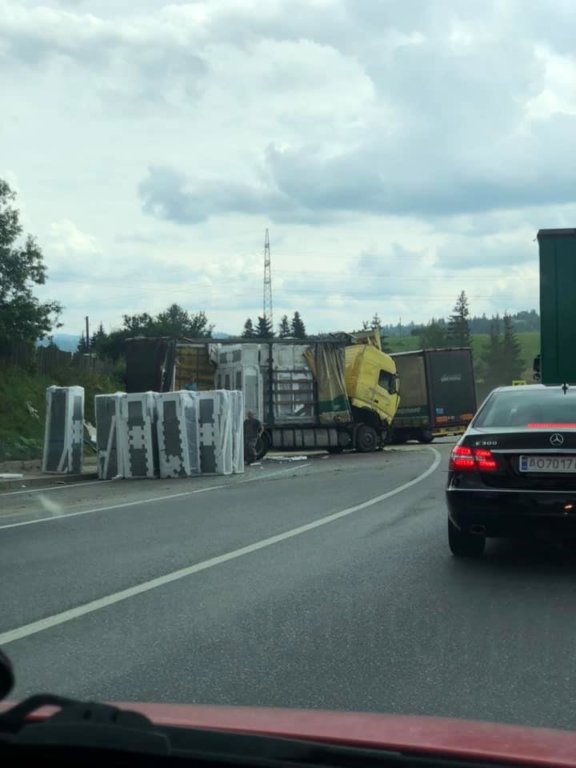 Холодильники посеред дороги: таке можна побачити тільки на Закарпатті (ФОТО)