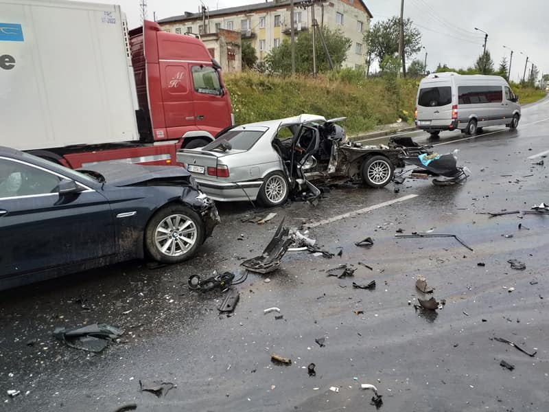 На трасі "Київ-Чоп" сталася потрійна ДТП: сім постраждалих серед яких діти (ФОТО)