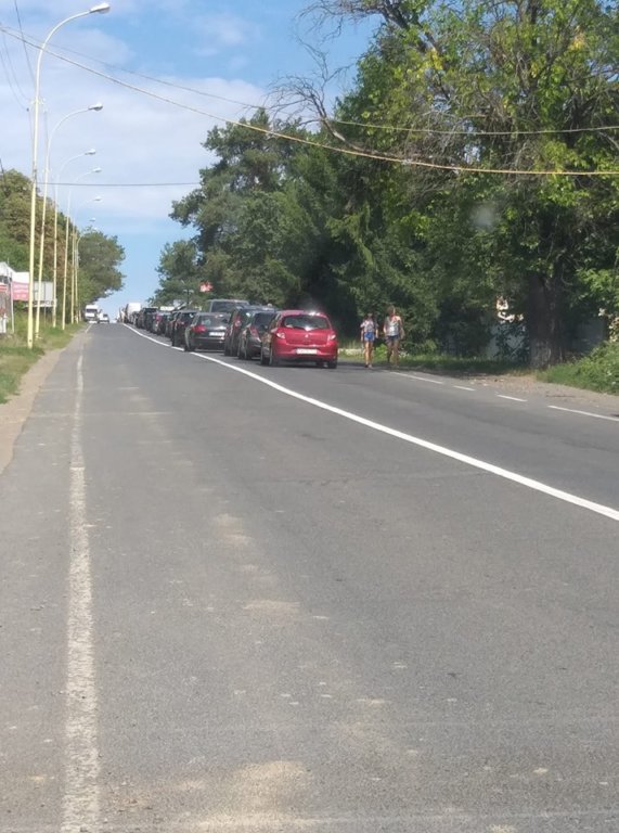 На одному із пунктів пропуску на Закарпатті водії годинами чекають своєї черги (ФОТО)