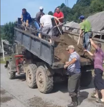 Закарпатці власними силами взялися за ремонт доріг (ВІДЕО)