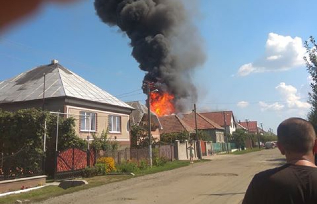 На Мукачівщині масштабна пожежа: горять два будинки