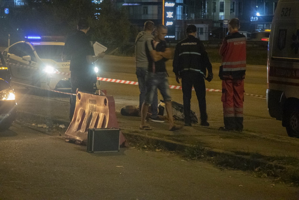 У Києві з авто виштовхали чоловіка з перерізаним горлом (ФОТО, ВІДЕО)