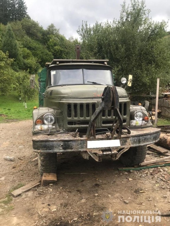 Хмільний водій за кермом вантажівки ледь не вбив дорожника на Тячівщині (ФОТО)