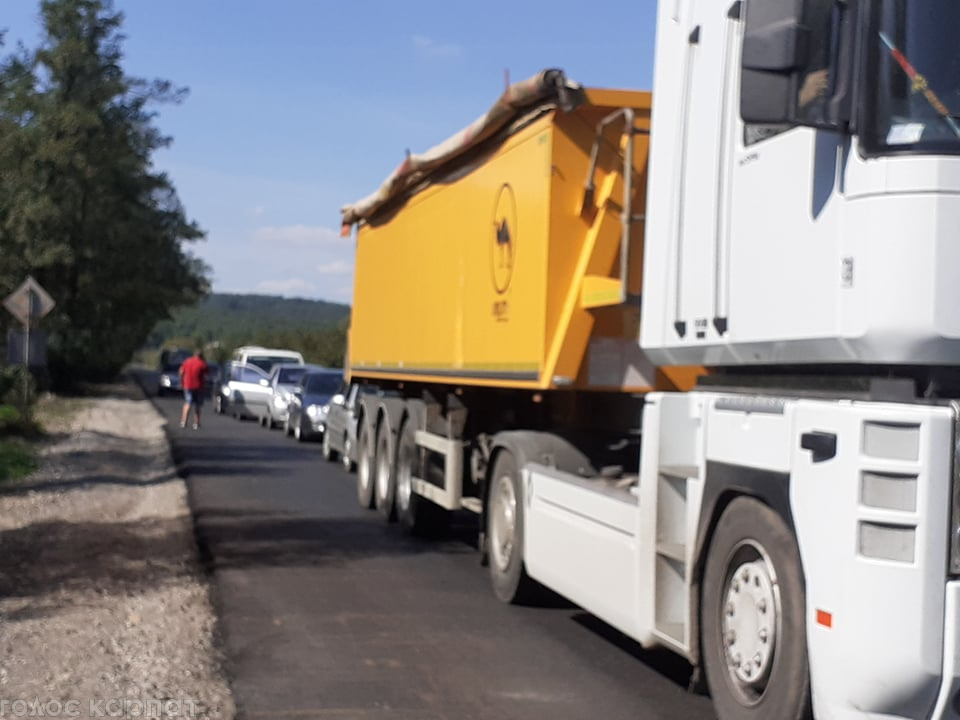 До уваги водіїв: на трасі неподалік Мукачева кількакілометровий затор (ФОТО)