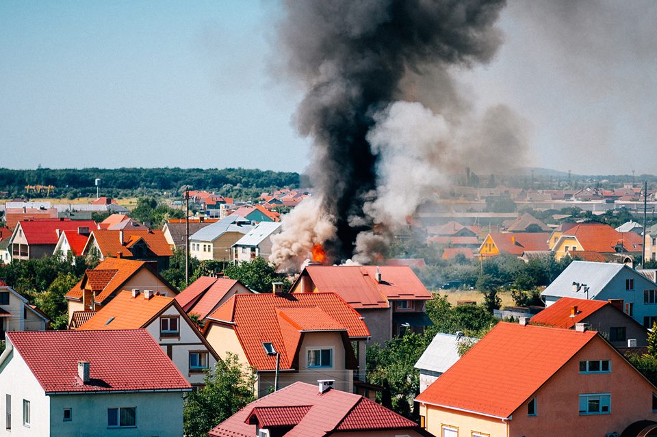 Біля Хуста з невідомих причин зайнявся будинок у якому проживали люди