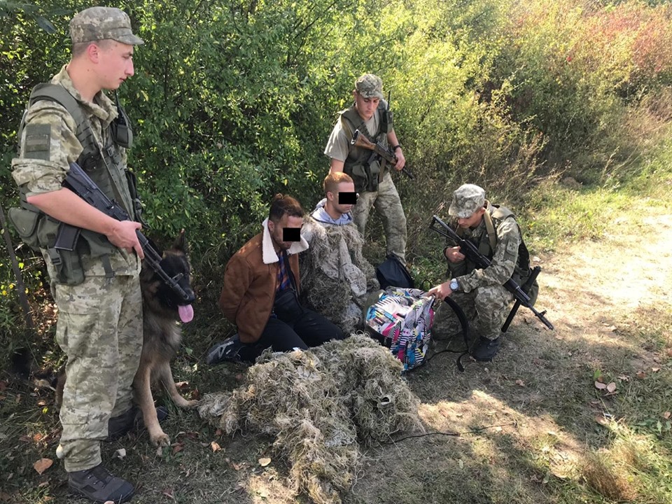 На Закарпатті прикордонники затримали двох нелегалів з Марокко (ФОТО)