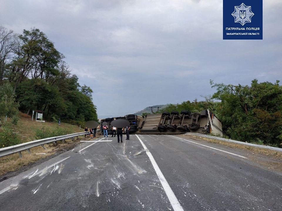 Жахлива ДТП на Мукачівщині повністю паралізувала рух трасою Київ-Чоп (ФОТО)