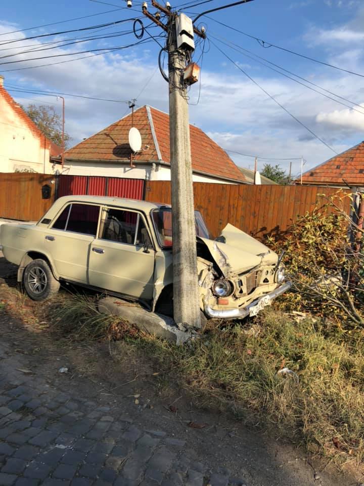 "Летів так, що зніс стовп". У місті Берегово - ДТП (ФОТО)