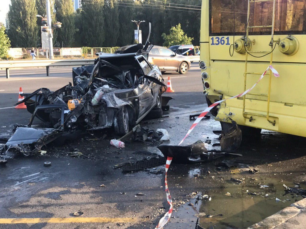 Автомобіль зім’яло вщент: масштабна ДТП у столиці (ФОТО, ВІДЕО)