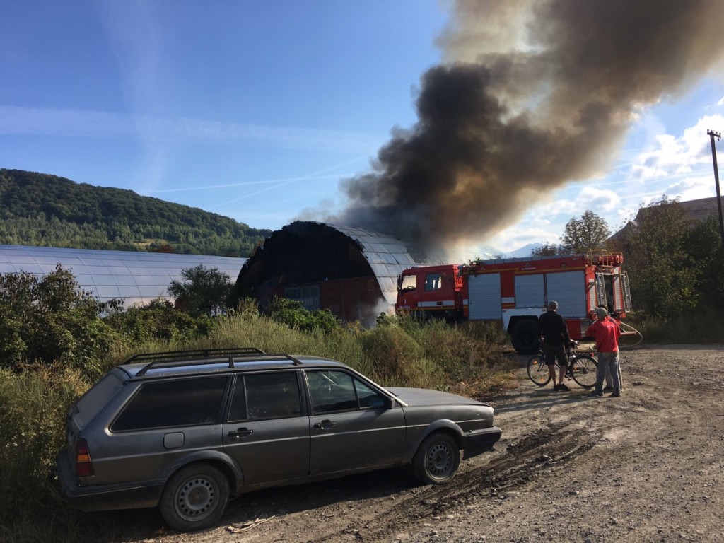 Спалахнув, як сірник: у Сваляві горів ангар (ФОТО)