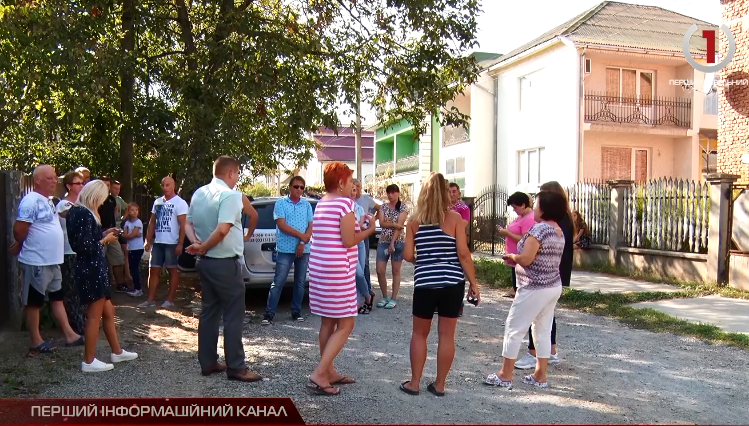 У Виноградові люди збунтувалися проти сім’ї ромів, які придбали будинок на їх вулиці (ВІДЕО)