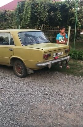 Без прав і з купою дітей в машині: неподалік Ужгорода діти каталися на автомобілі (ВІДЕО)