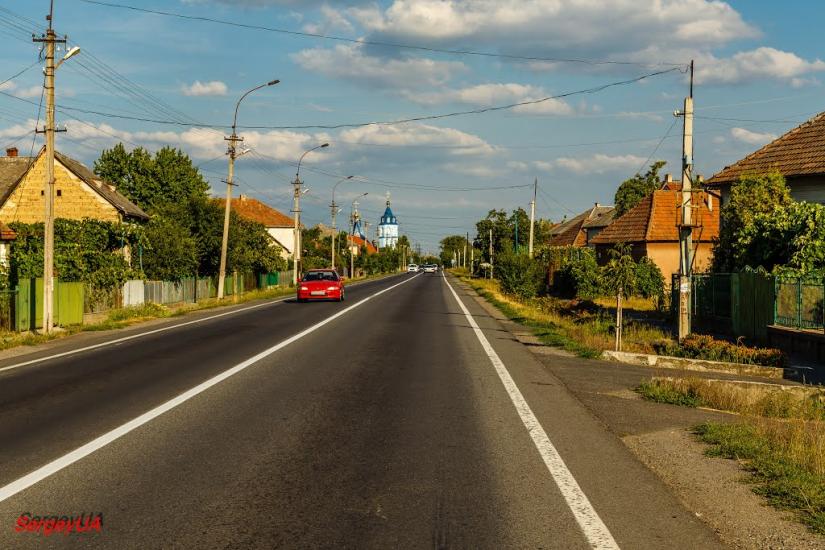 Вискочила на червоне світло: в Ракошині мікроавтобус збив жінку