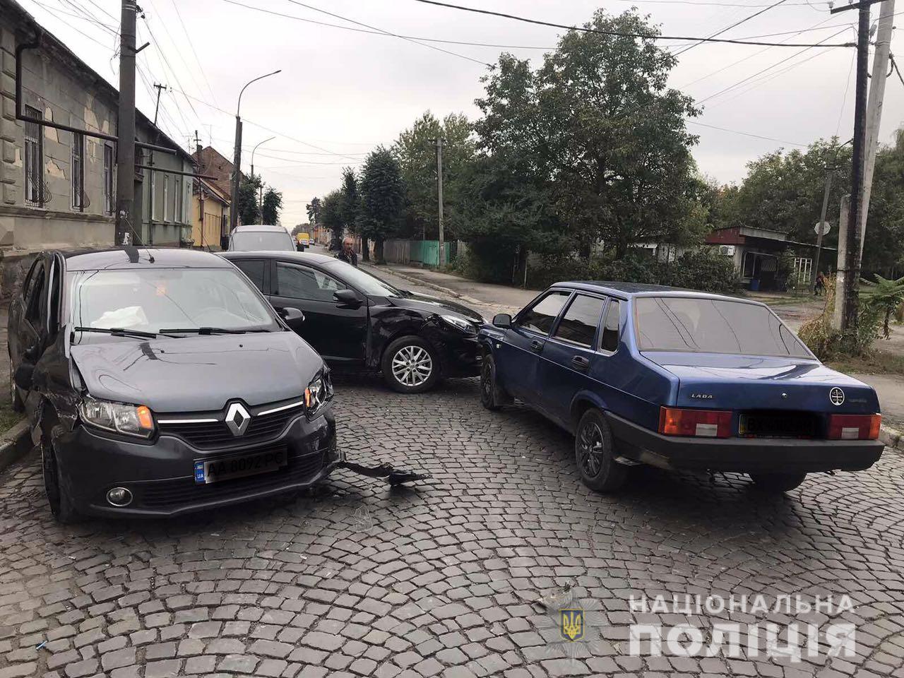 Дитину госпіталізовано до лікарні: подробиці потрійної ДТП у Мукачеві (ФОТО)