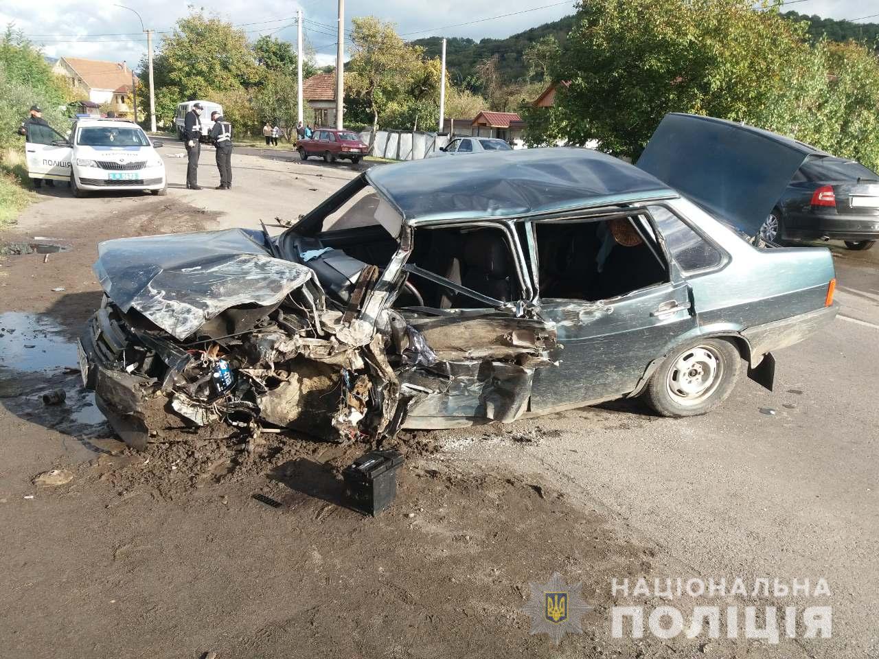 Двох людей забрала швидка: подробиці автопригоди при виїзді з Мукачева за участі автобуса (ФОТО)