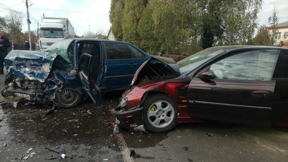 Двоє людей терміново госпіталізовані: на Виноградівщині страшна ДТП (ФОТО)