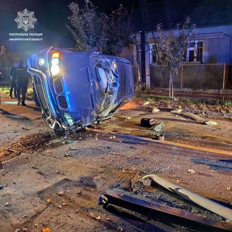 Авто перекинулося, водій у лікарні: вночі в Ужгороді трапилася страшна автопригода (ФОТО)