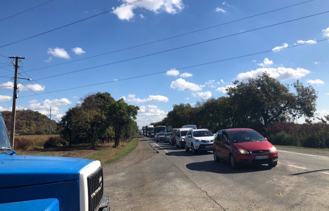 Кілометровий затор біля Мукачева: що трапилося на автодорозі Київ-Чоп (ФОТО)