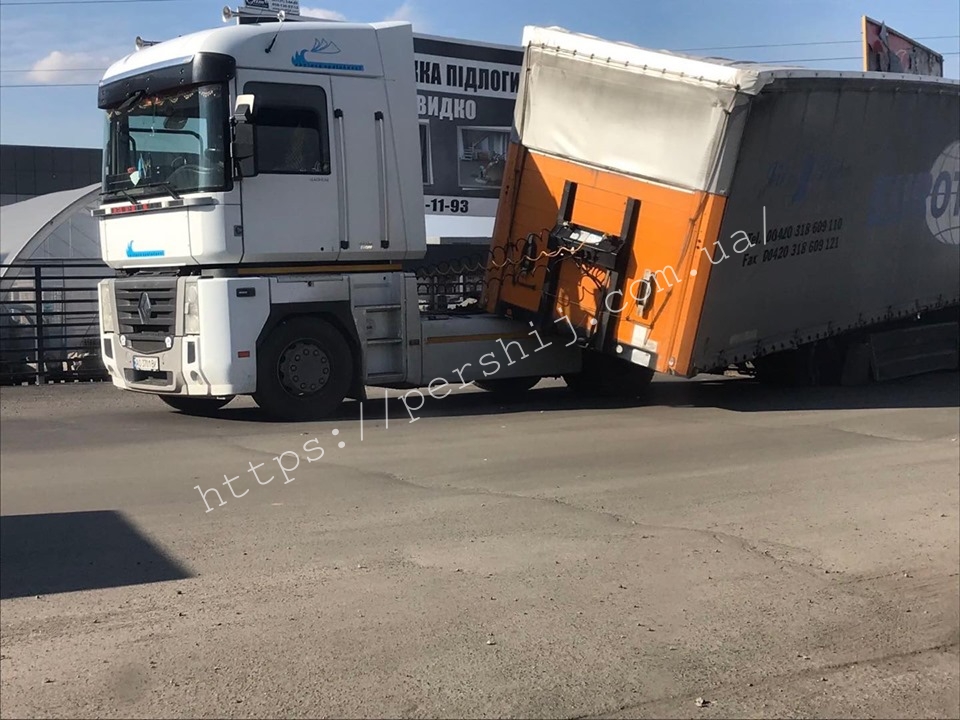 В Мукачеві внаслідок автопригоди ускладнений рух по вулиці Пряшівська (ФОТО)