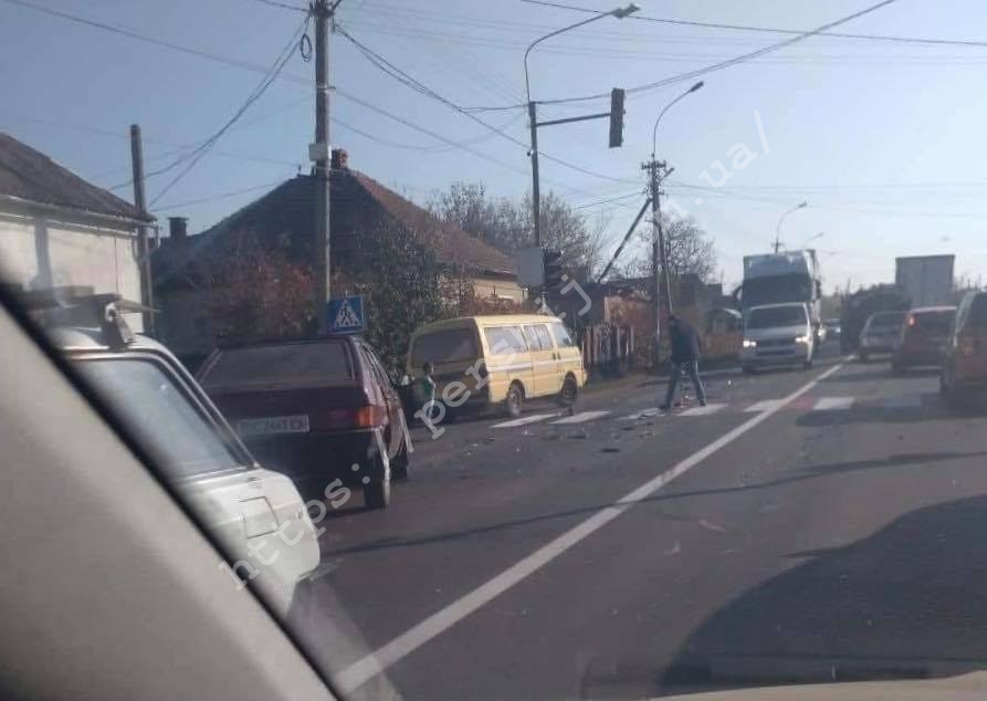 Уламки автівок розкидано по дорозі: на Мукачівщині моторошна ДТП (ФОТО, ВІДЕО)