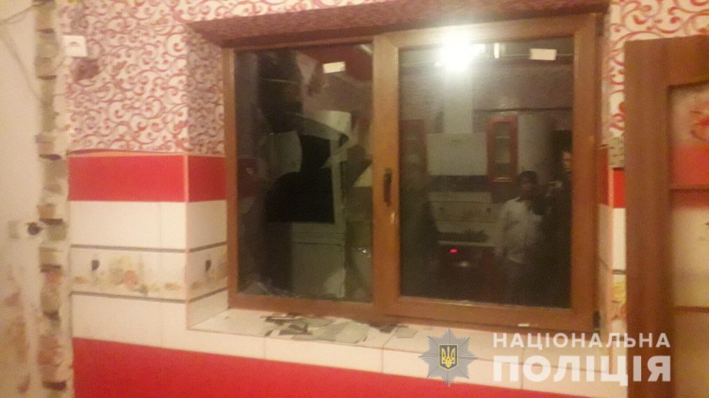 Розбив вікно та заліз до будинку: на Берегівщині затримано неповнолітнього крадія (ФОТО)