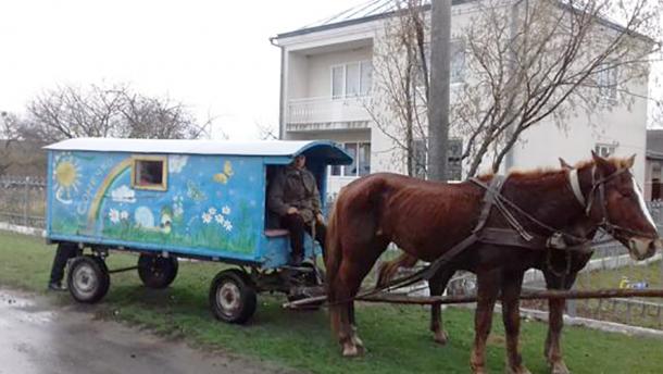 Не від хорошого життя: діти їздять у садок на кареті (ФОТО)