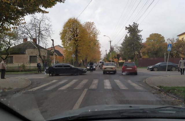 В Ужгороді на перехресті не розминулись дві автівки (ФОТО)