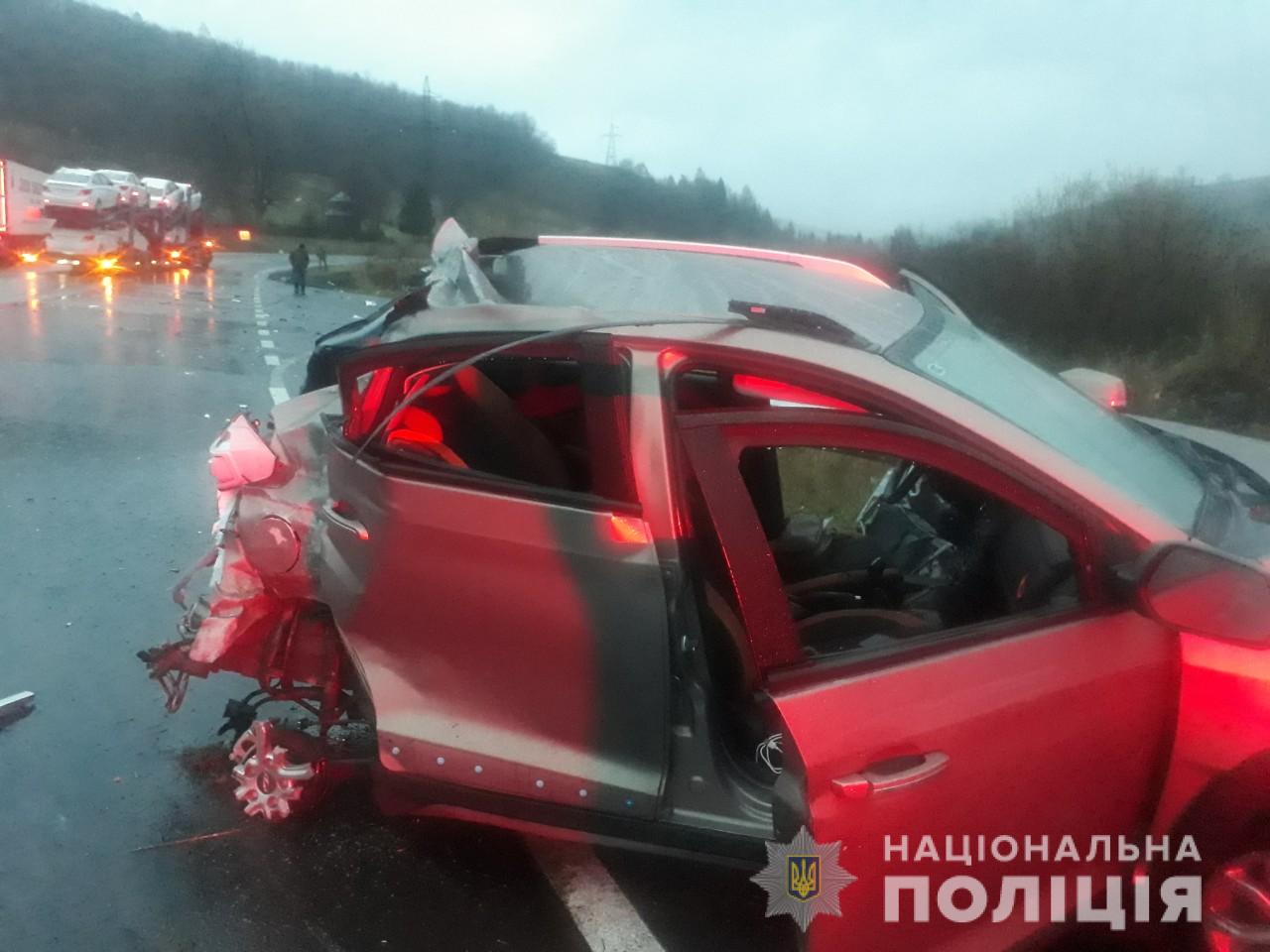 Смертельна ДТП на Воловеччині: легковик влетів у фуру (ФОТО)