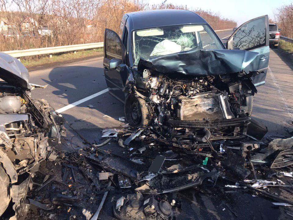 Поліція Закарпаття встановлює обставини ДТП, що у селі Глибоке (ФОТО)