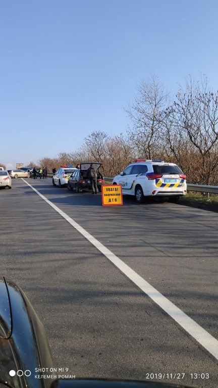 Справжня автотроща з потерпілими: біля Ужгорода ДТП за участі кількох авто (ФОТО)