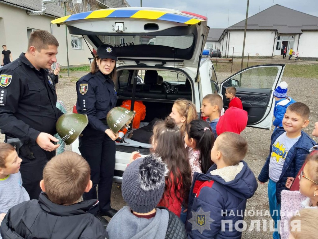 Поліцейські Закарпаття зі школярами вивчали правила безпеки на дорозі (ФОТО)