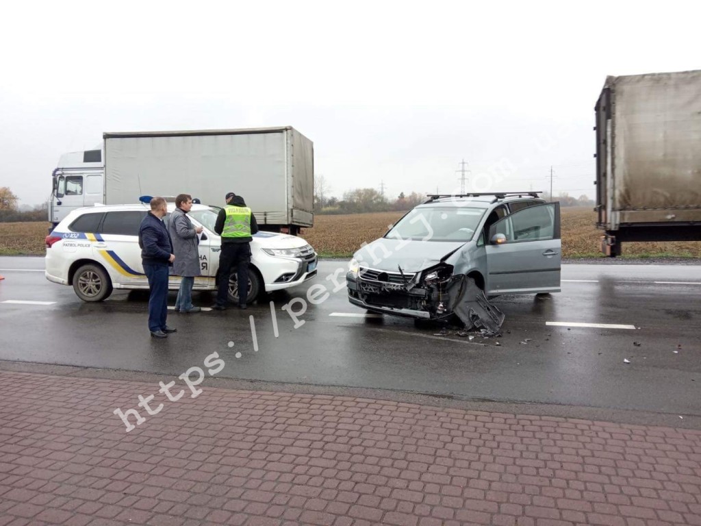 ДТП на околиці Мукачева за участі кількох автівок: нові подробиці та світлини з місця події (ФОТО)