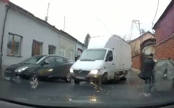 Закарпатців просять допомогти у пошуку винуватця ДТП (ФОТО, ВІДЕО)