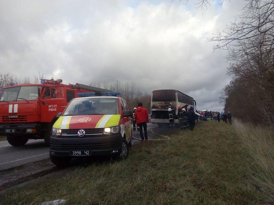 На трасі Київ-Чоп загорівся двоповерховий автобус з людьми (ФОТО)