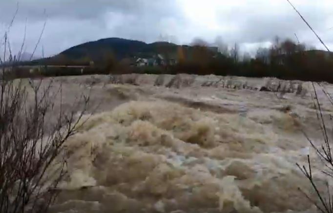 У Міжгір'ї б'ють на сполох. Рівень води підіймається (ВІДЕО)