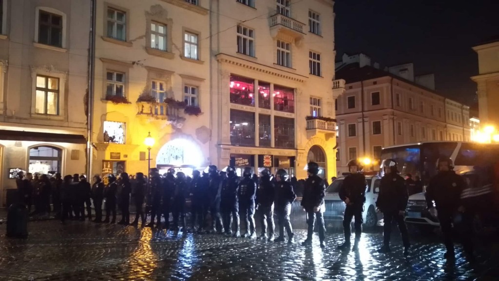 Колона поліції та спеціальний батальйон "ТОР": бійки між футбольними фанатами набирають обертів (ФОТО, ВІДЕО)